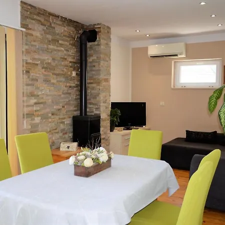 Coastal - Sleeps 6 Balcony & Parking *