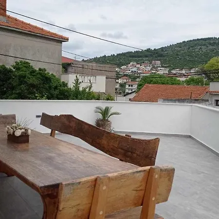 Coastal - Sleeps 6 Balcony & Parking *