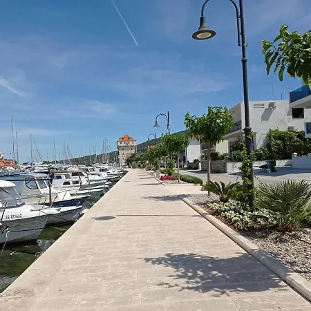 Coastal - Sleeps 6 Balcony & Parking * Marina
