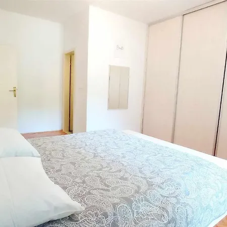 Coastal - Sleeps 6 Balcony & Parking