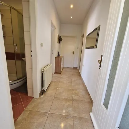 Coastal - Sleeps 6 Balcony & Parking * Marina